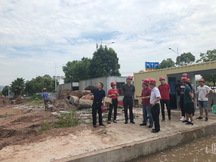 2019年8月13日 市發(fā)改委交通處和市交通局綜合規(guī)劃處領(lǐng)導(dǎo)檢查指導(dǎo)東城公司公交首末站有關(guān)情況(2).jpg